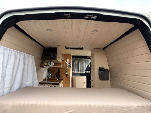 Blick vom Bett in den Van